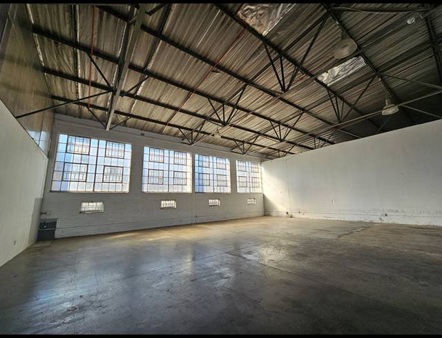 300M² SHOWROOM TO LET IN KRAMERVILLE